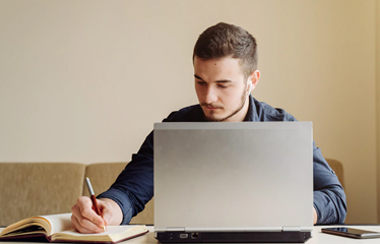 img7_boy_laptop